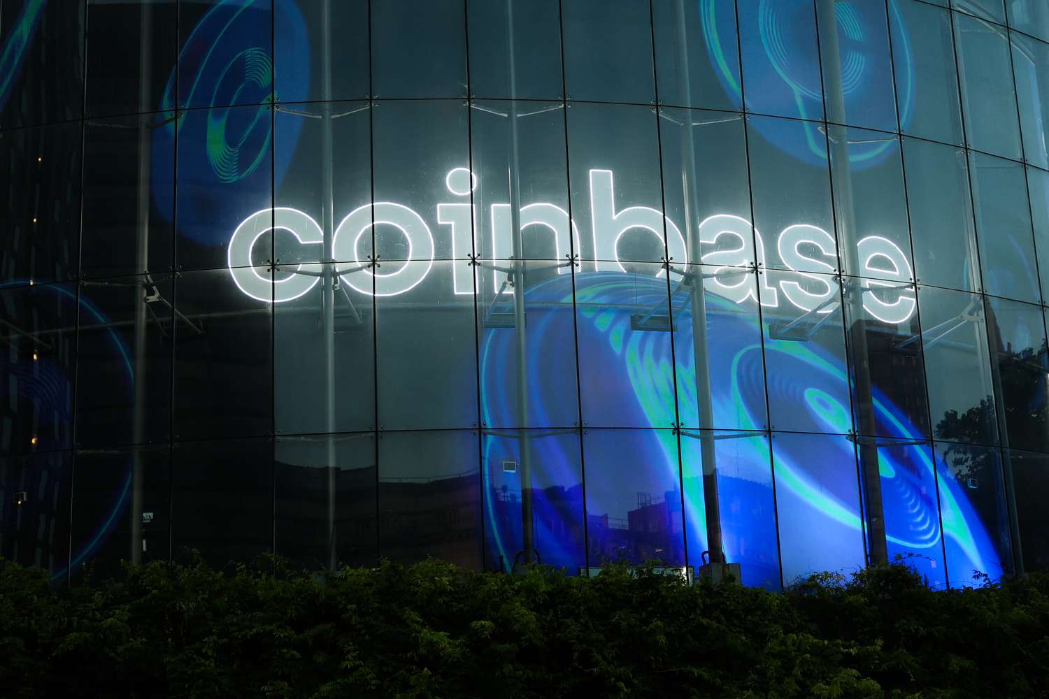Coinbase 爆雷，股价盘后大跌 7%：是 Coinbase 不行了，还是整个加密行业正在失去未来？