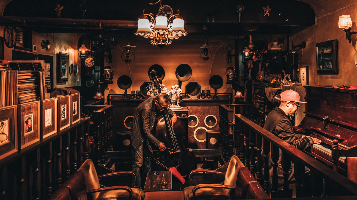 前 Spotify 创新负责人创办的 A Vinyl Bar in Shibuya 获 550 万美元种子前轮：当 AI 生成音乐泛滥，人类品味与互动是否更稀缺？