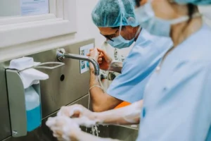 Phigenics 获 Battery Ventures 多数股权增长投资：医疗水安全合规需求上升，端到端水管理能否向酒店零售复制？