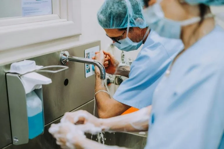 Phigenics 获 Battery Ventures 多数股权增长投资：医疗水安全合规需求上升，端到端水管理能否向酒店零售复制？