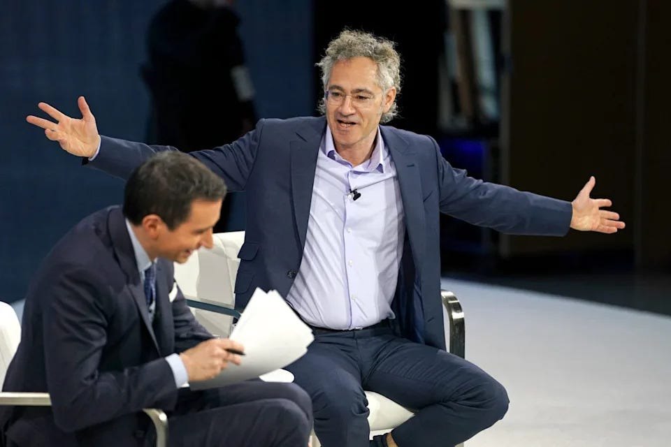 Palantir CEO Alex Karp 在台上激动发言(原文配图)