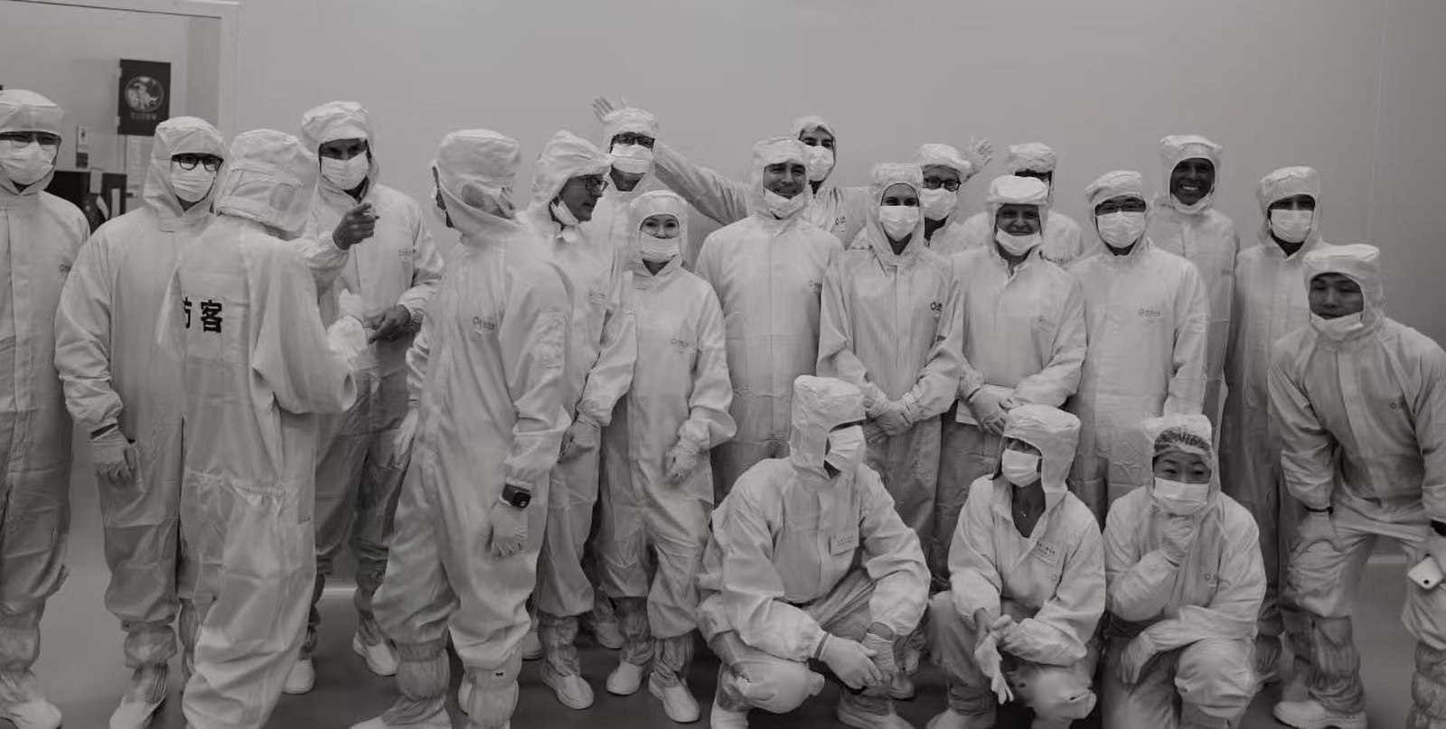 考察团穿着洁净服在协鑫钙钛矿合影